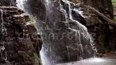 岩石山上美丽的瀑布。 野生森林的水流下坡